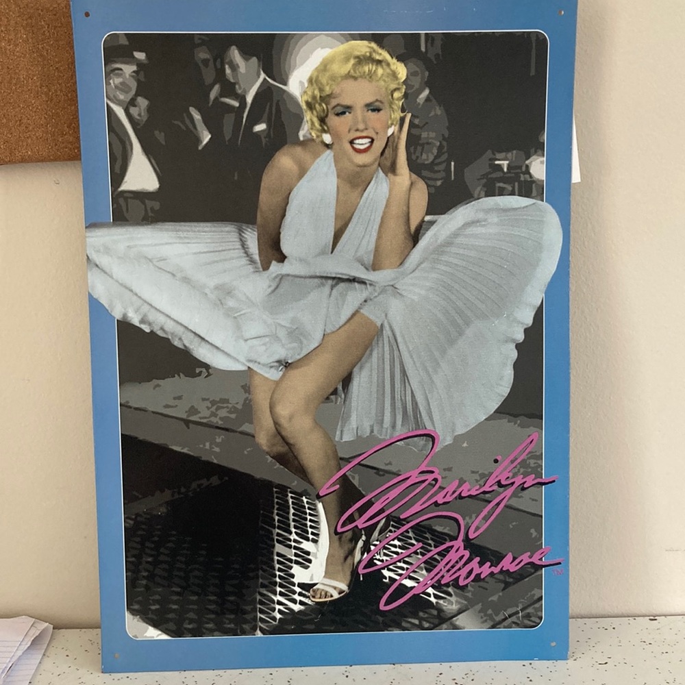 A metal tin Marylin Monroe picture
